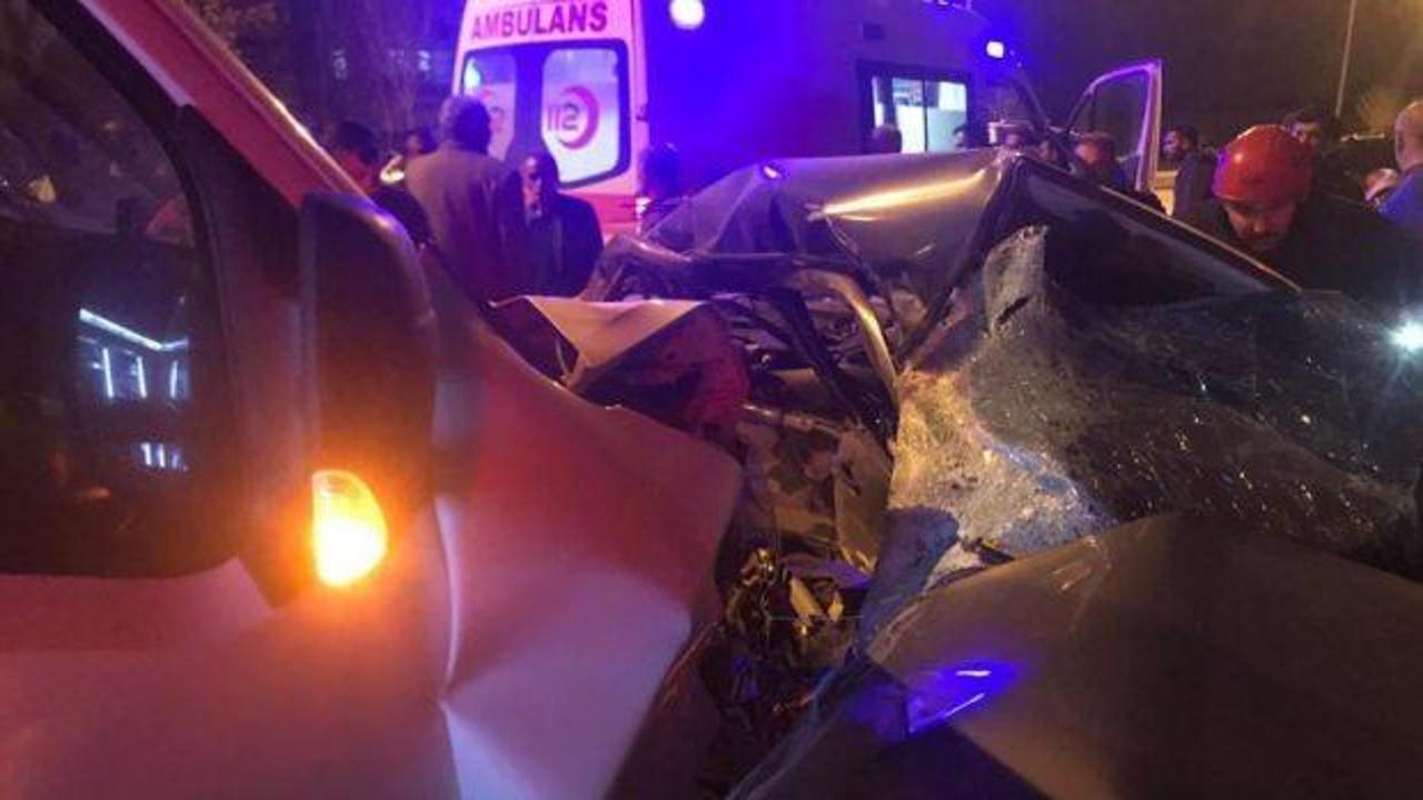 Otomobil, minibüsle çarpıştı: 1 ölü, 1 yaralı