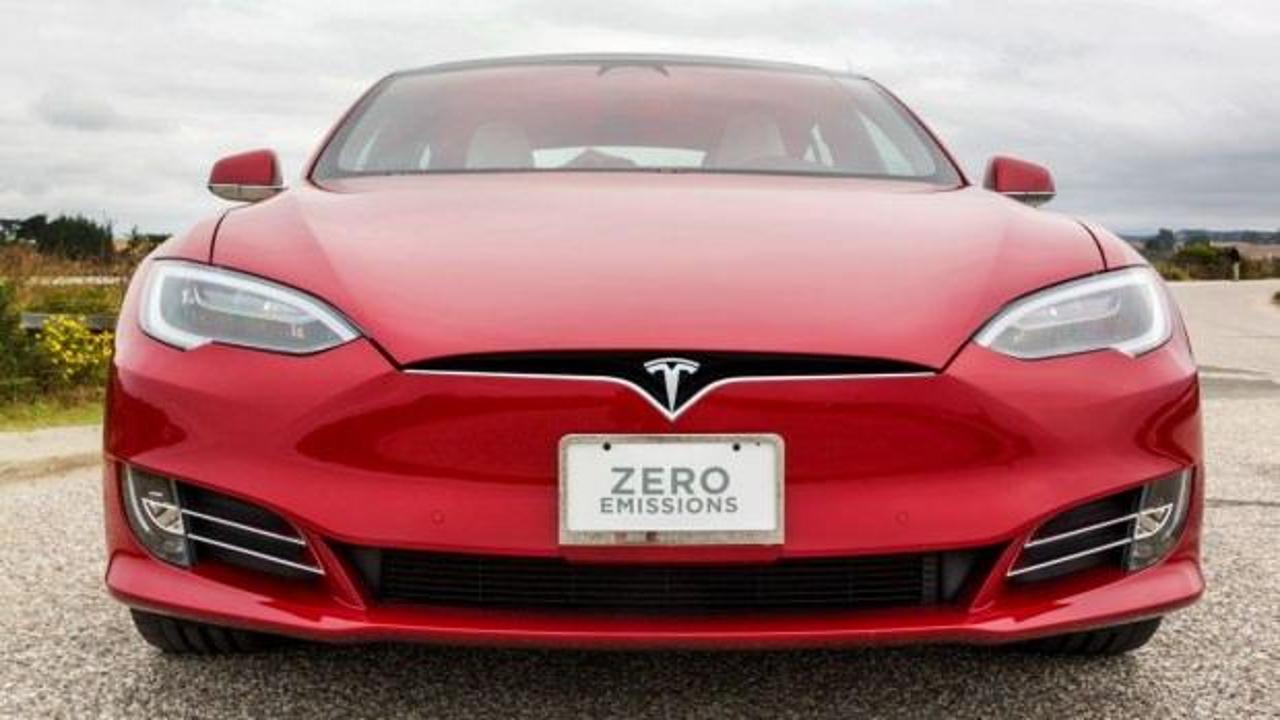 Tesla`nın `otomatik pilot` özelliği tüm araçlarında bulunacak