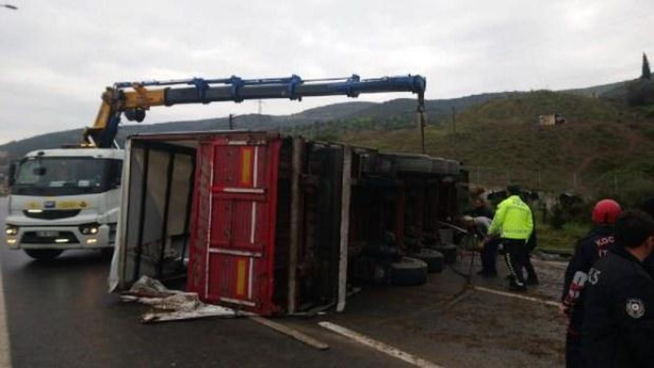 TIR devrildi, TEM otoyolu ulaşıma kapatıldı