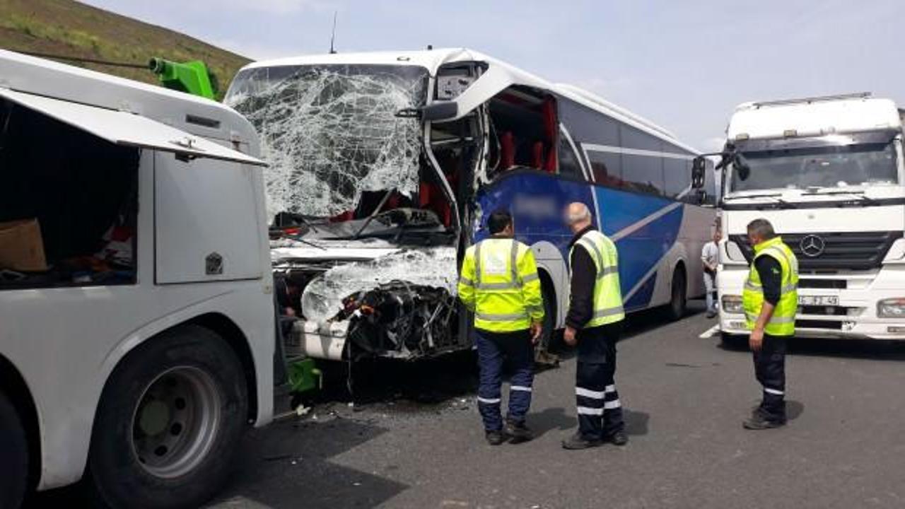 Yolcu otobüsü tıra çarptı: Ölü ve yaralılar var!