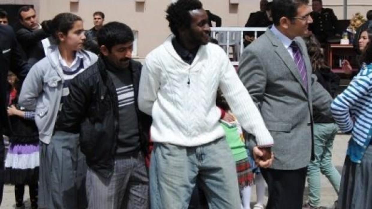 Y&uuml;ksekova'da mutlu bir Nijeryalı