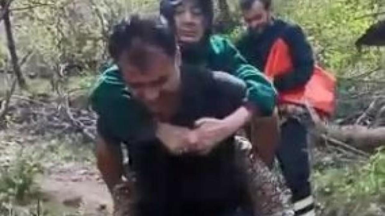 112&rsquo;i &ccedil;alışanı 82 yaşındaki hasta nineyi sırtında taşıdı