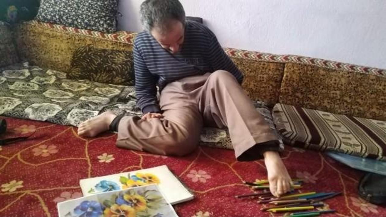 Ayağıyla çizdiği resimleri satıp, ailesine yardım etmek istiyor