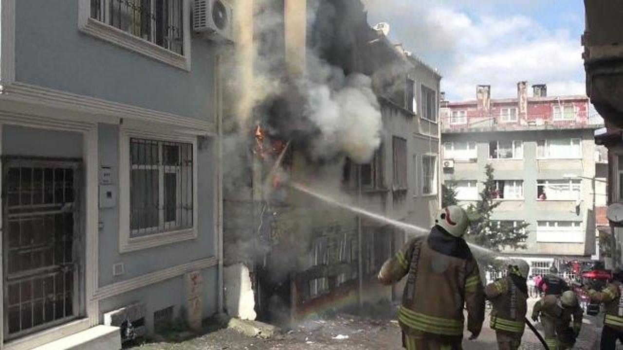 Beyoğlu'nda yangın! Bina yerle bir oldu!