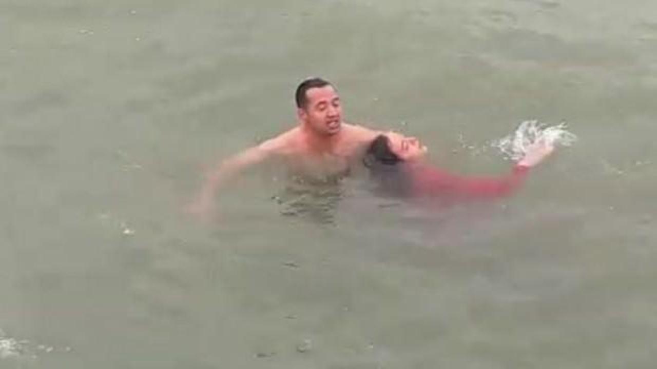 Denize düşen genç kızı polis memuru son anda kurtardı!