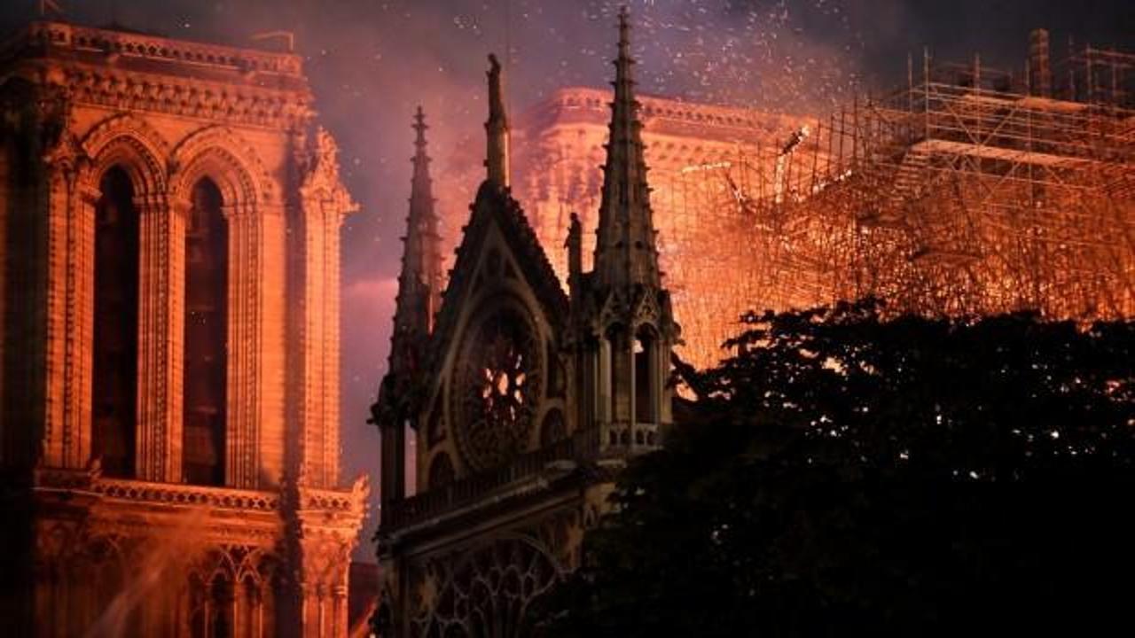 Notre Dame Katedrali yandı, kitabın satışı patladı