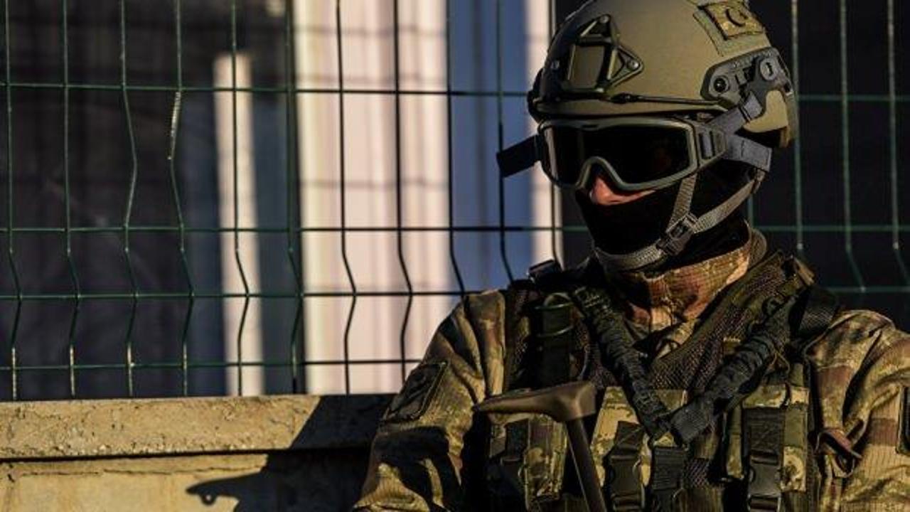 Avrupalı askeri "Türk miğferi" koruyor