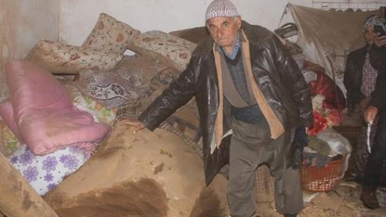 Dev kaya par&ccedil;aları 5 evin &uuml;zerine d&uuml;şt&uuml;: 3 yaralı