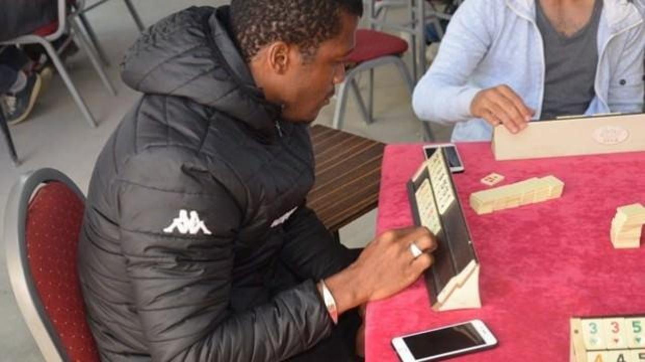 Kahvede okey oynayan &uuml;nl&uuml; futbolcu!