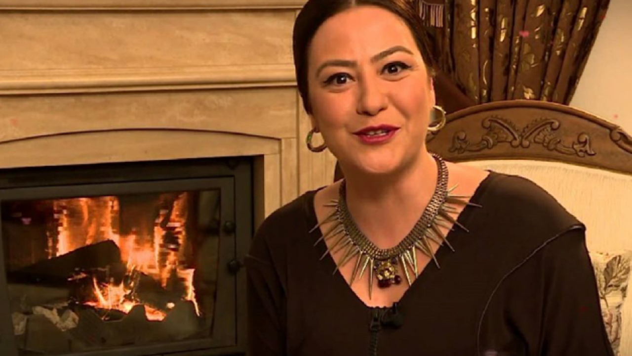 St&uuml;dyoda yangın &ccedil;ıktı! Sunucu Ezgi Sertel ayakkabısını bırakıp ka&ccedil;tı