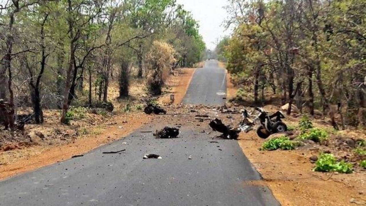 Hindistan'da polis aracına saldırı! 16 ölü