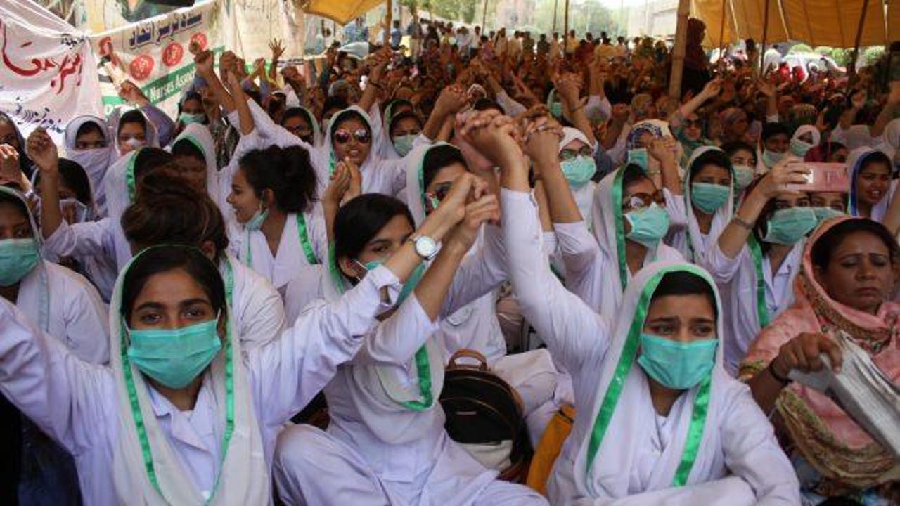Pakistan’da gösteri yapan hemşirelere gözaltı