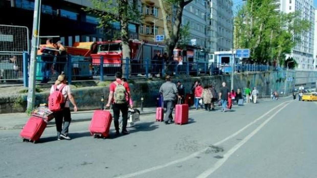 Taksim'de turistler bavullarıyla yürüdü