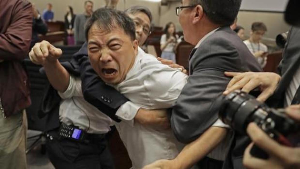 Hong Kong parlamentosunda kavga çıktı! 