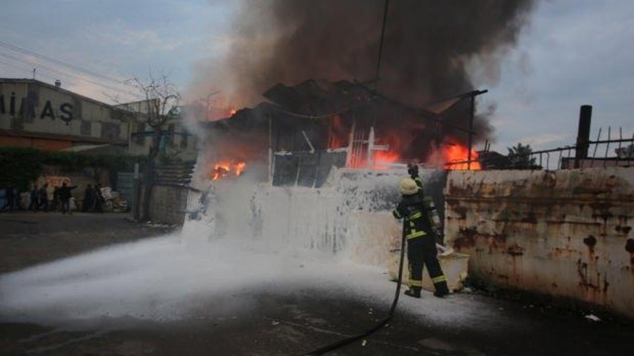  Hurdalıkta iş&ccedil;ilerin kaldığı kul&uuml;be alev alev yandı