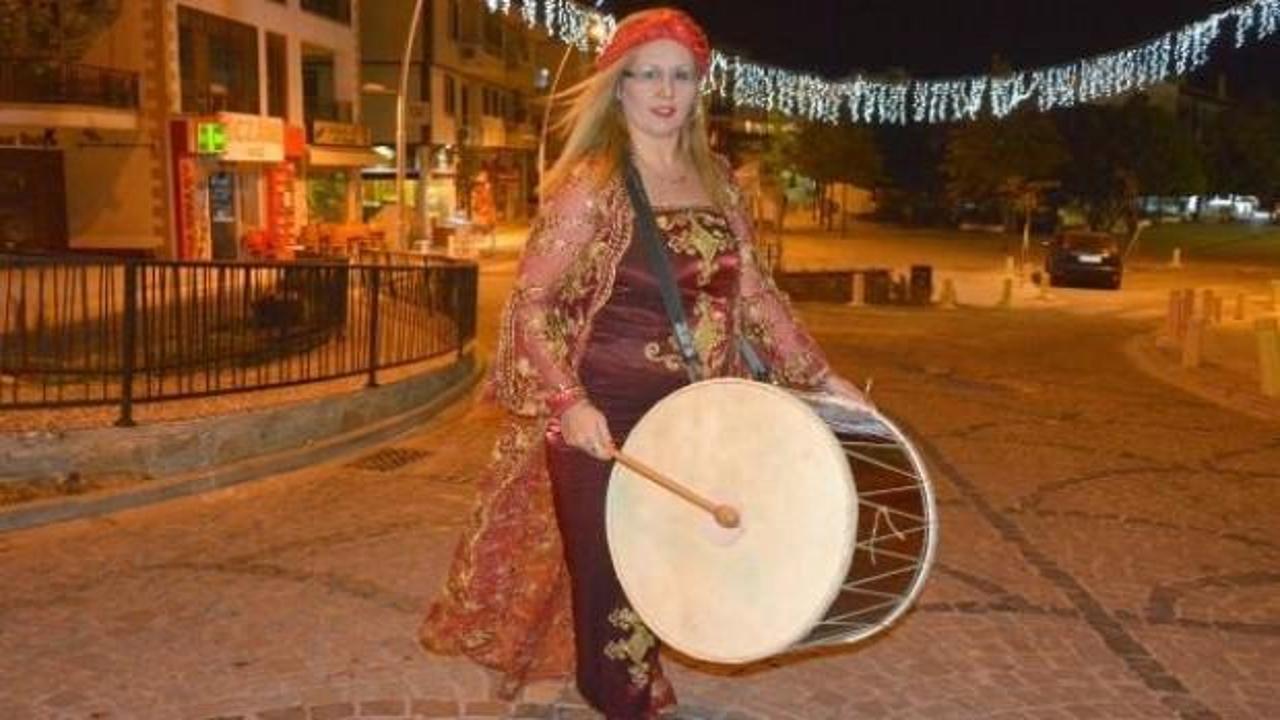 Kadın davulcunun manileriyle sahura kalkıyorlar
