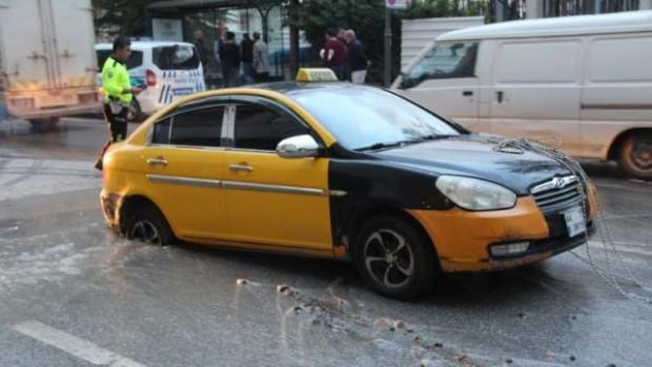 Malatya'da yol çöktü, taksi çukura düştü