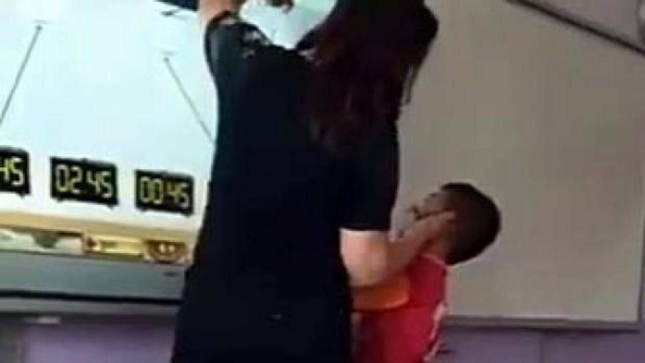 Kadın öğretmen küçük öğrencisini böyle dövdü