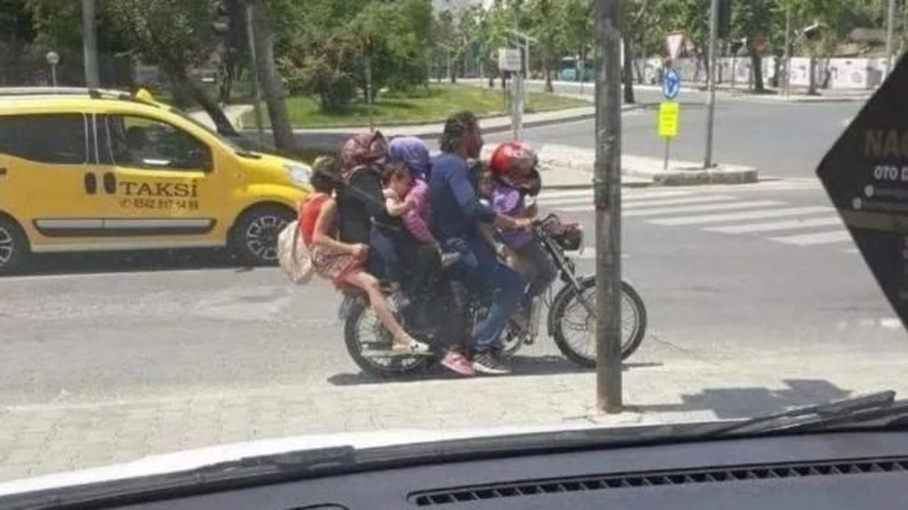 B&ouml;yle yolculuk yaptılar! 7 kişi bir motosiklette!