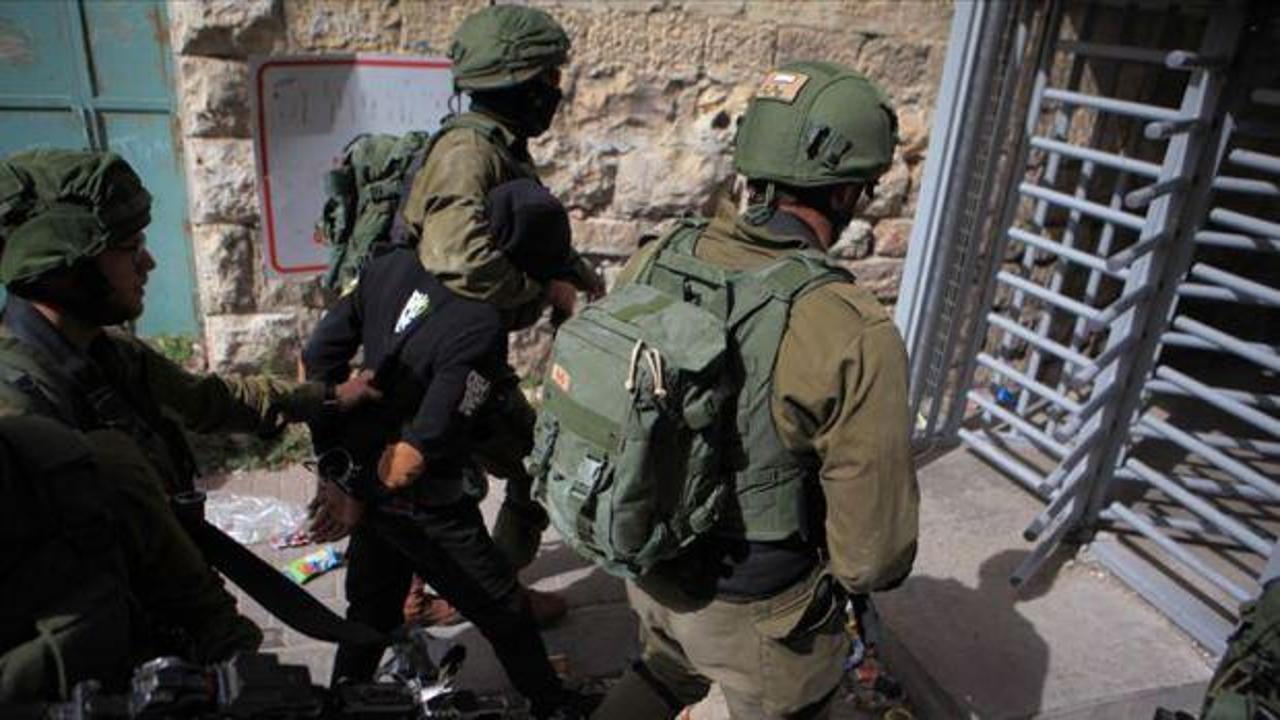 İsrail güçleri durmuyor: 12 Filistinliye gözaltı!