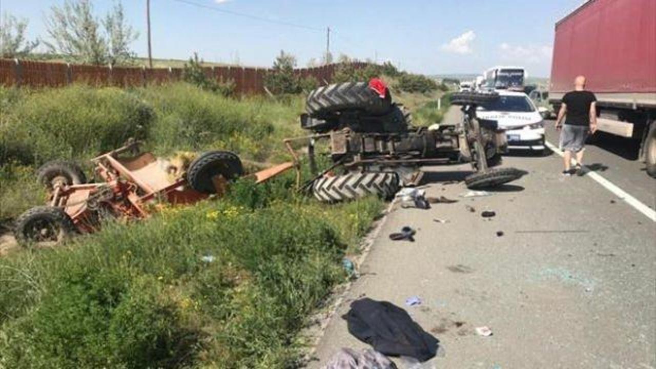 Otomobil, yol süpürme traktörüne çarptı: 7 yaralı