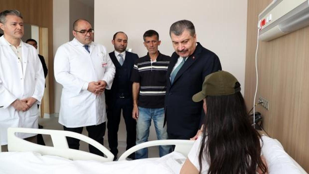Sağlık Bakanı Koca'dan yüzü kezzapla yakılan Berfin'e ziyaret