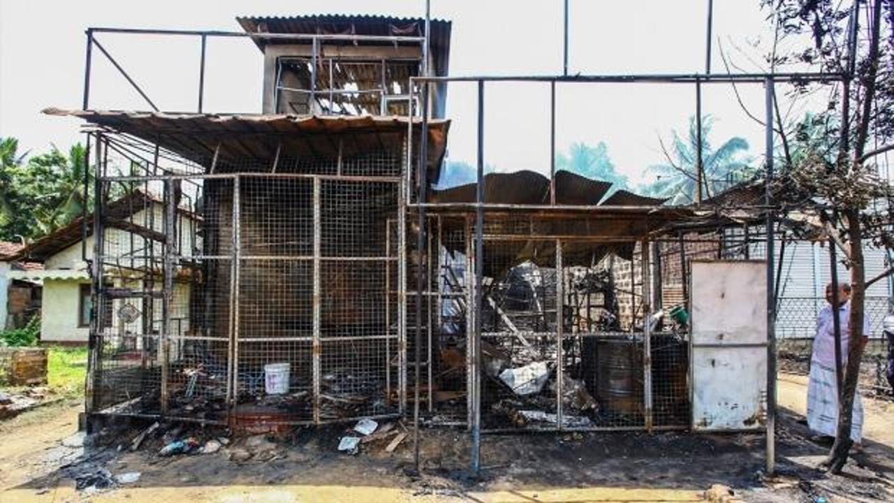 Sri Lanka'da Müslümanlara ait fabrika ateşe verildi!