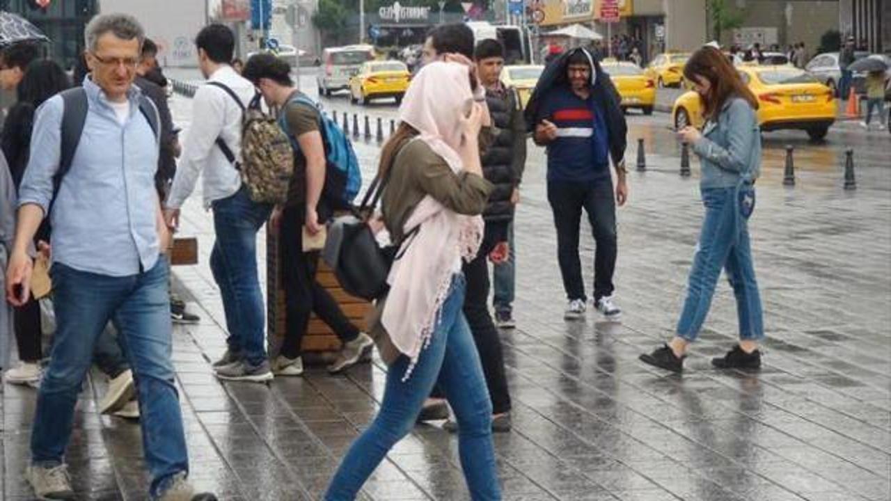 Taksim’de vatandaşlar yağmura hazırlıksız yakalandı