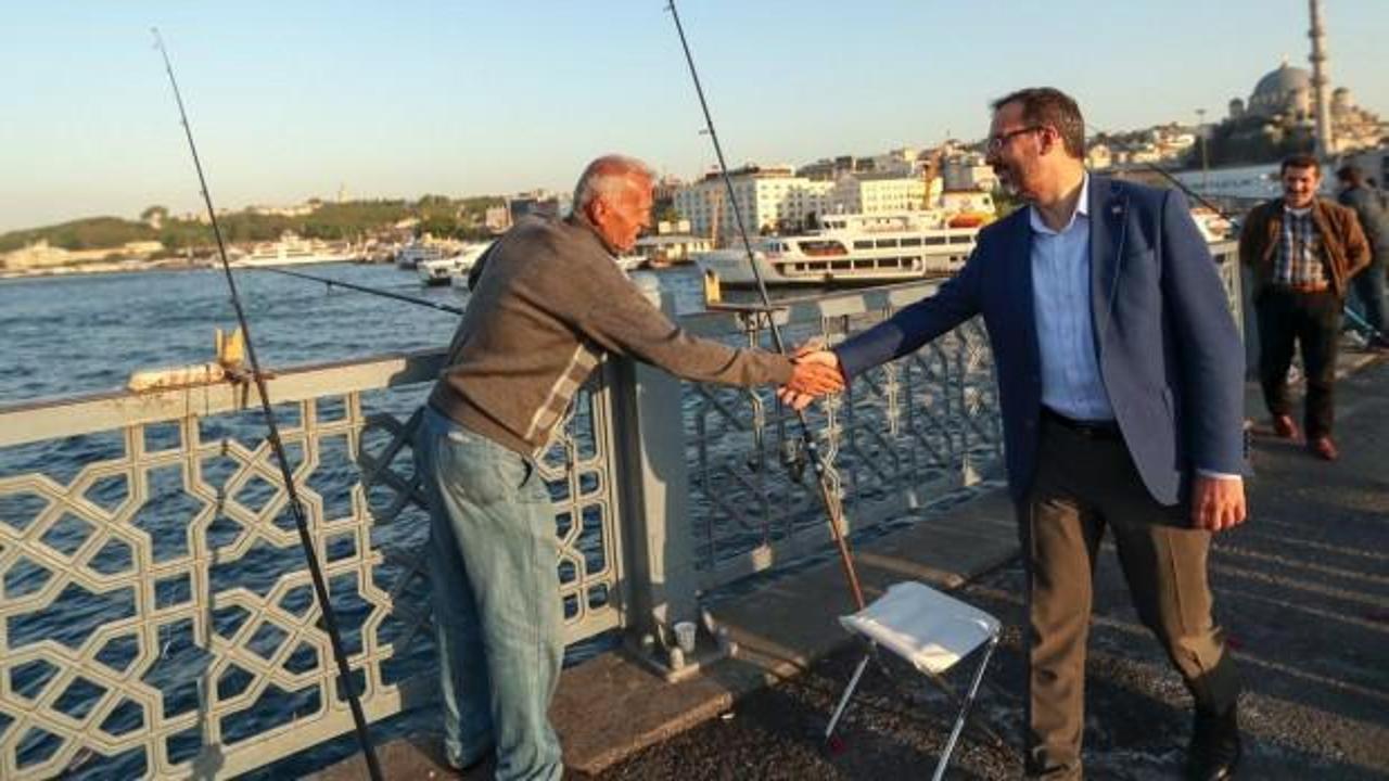 Bakan Kasapoğlu, Galata Köprüsü'nde balık tuttu