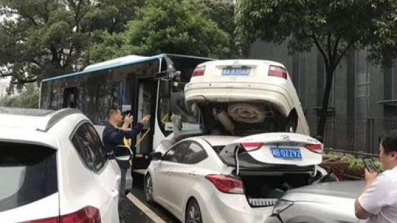 Çin'de otobüs kontrolden çıktı, 10 araç birbirine girdi