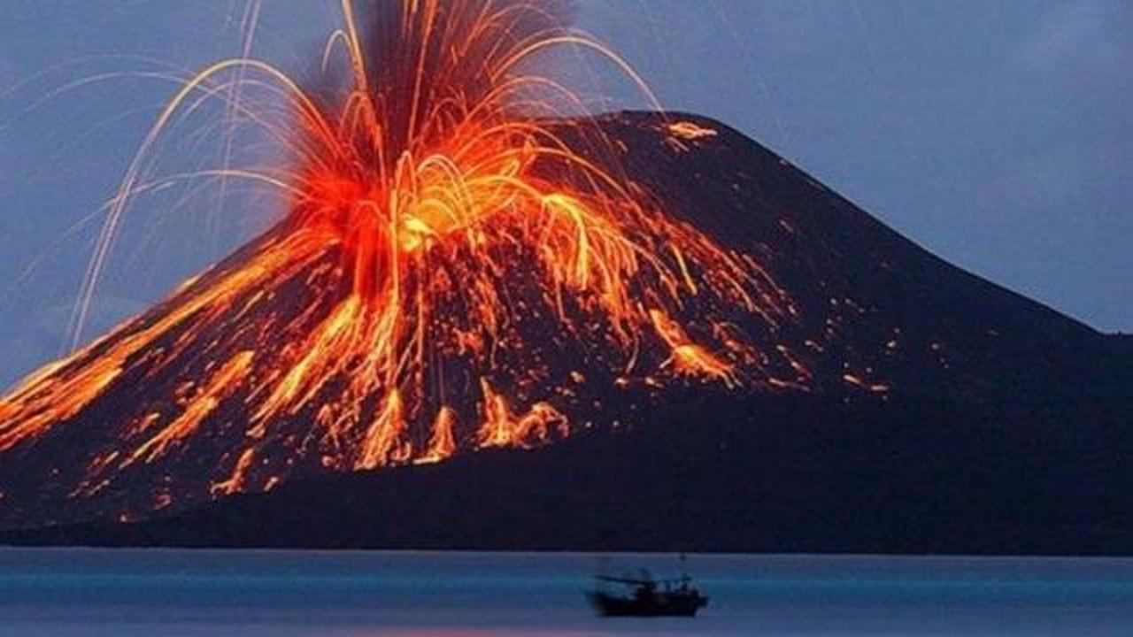 Endonezya'da yanardağ patladı! Uçuşlar iptal edildi