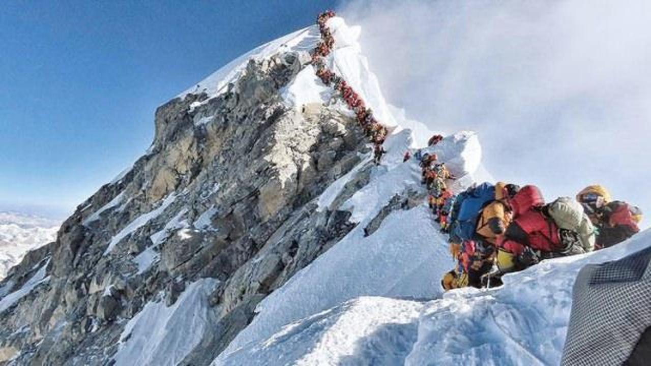 Everest tırmanışında izdiham: 3 dağcı öldü
