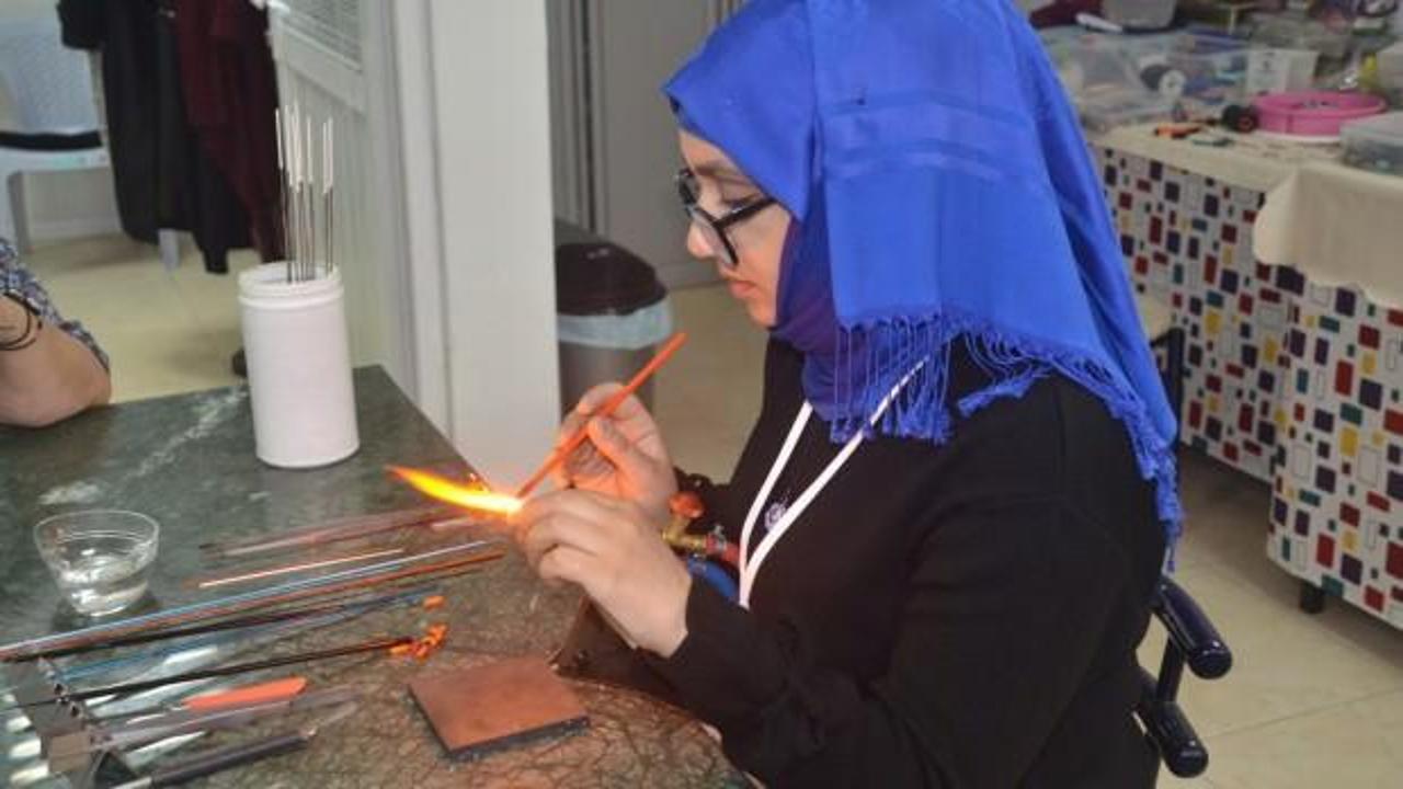 Alevde cam boncuk yapımını yaşatmaya &ccedil;alışıyorlar