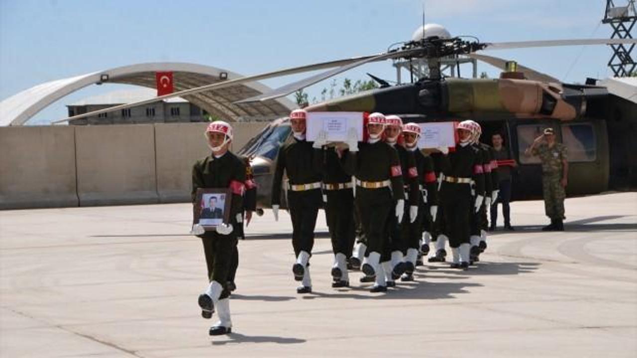 Hakkari'de şehit askerler için tören