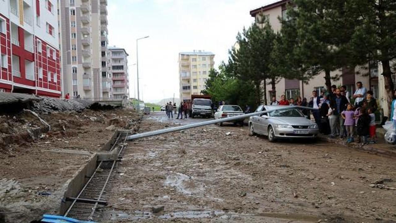 Sivas'ta şiddetli yağış nedeniyle bahçe duvarı çöktü