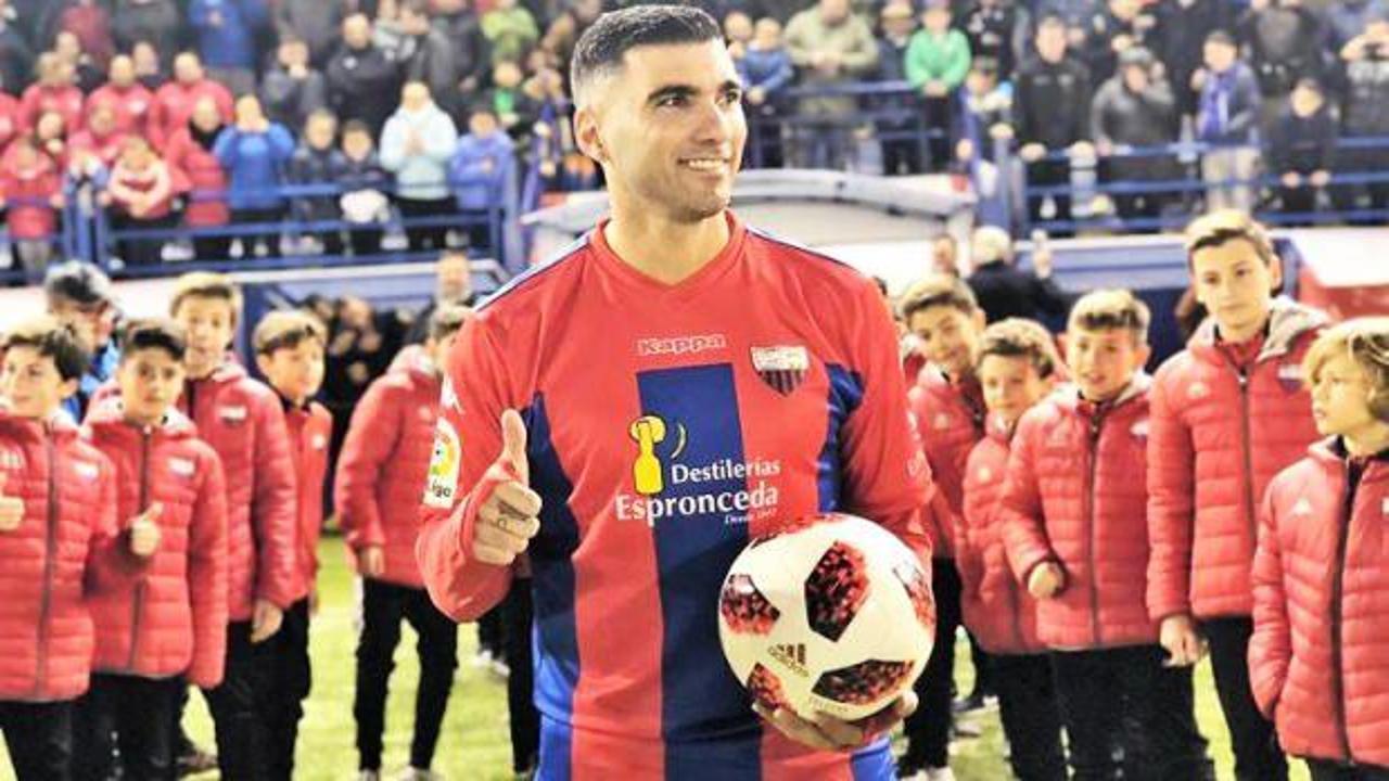 Yıldız futbolcu trafik kazasında hayatını kaybetti