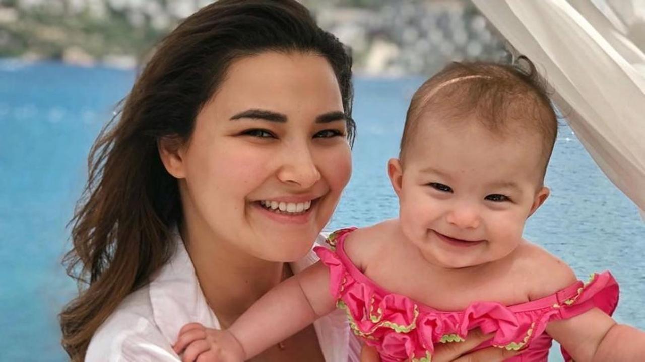 Gizem ve Hakan Hatipoğlu &ccedil;iftinin kızı Lila denizle tanıştı