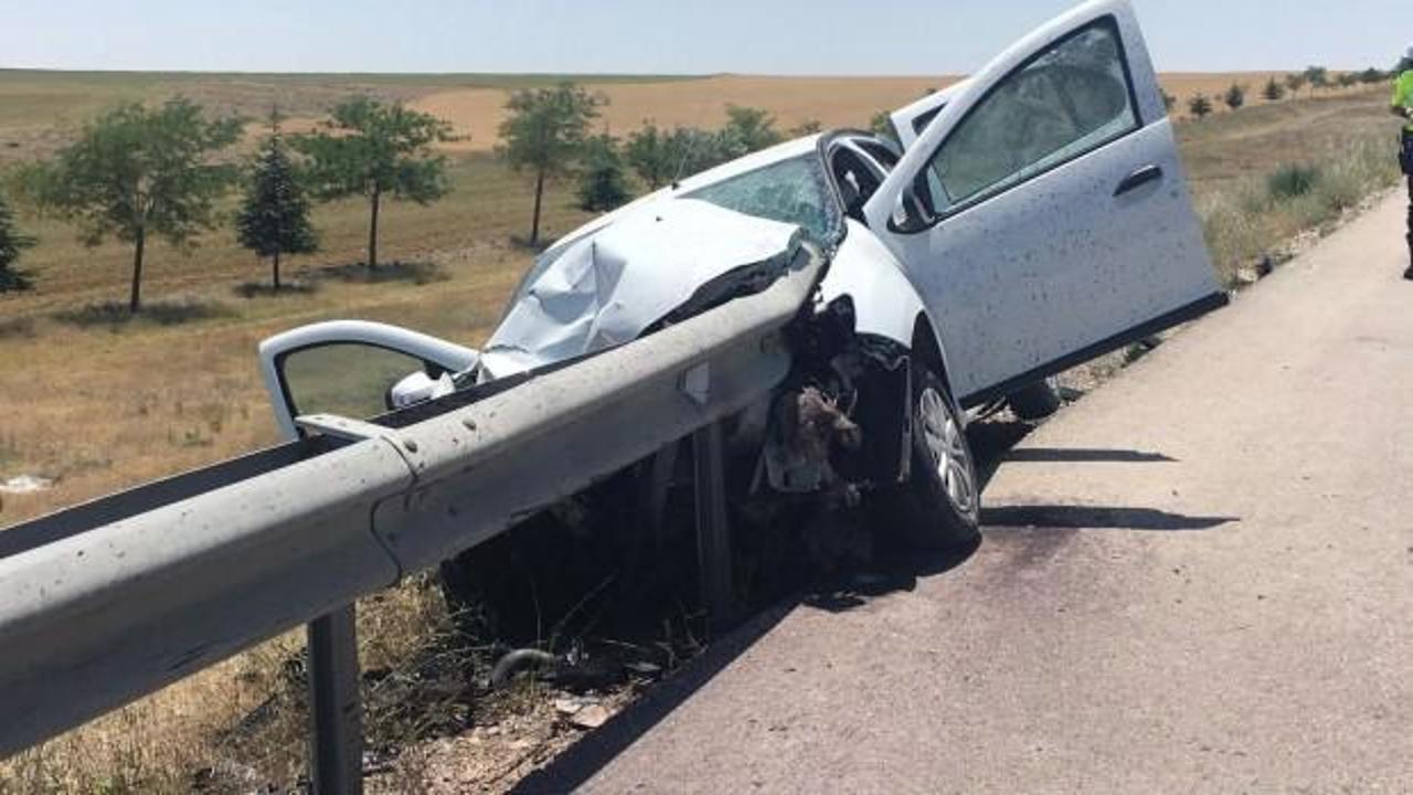 Konya'da feci kaza: Bariyer otomobile ok gibi saplandı