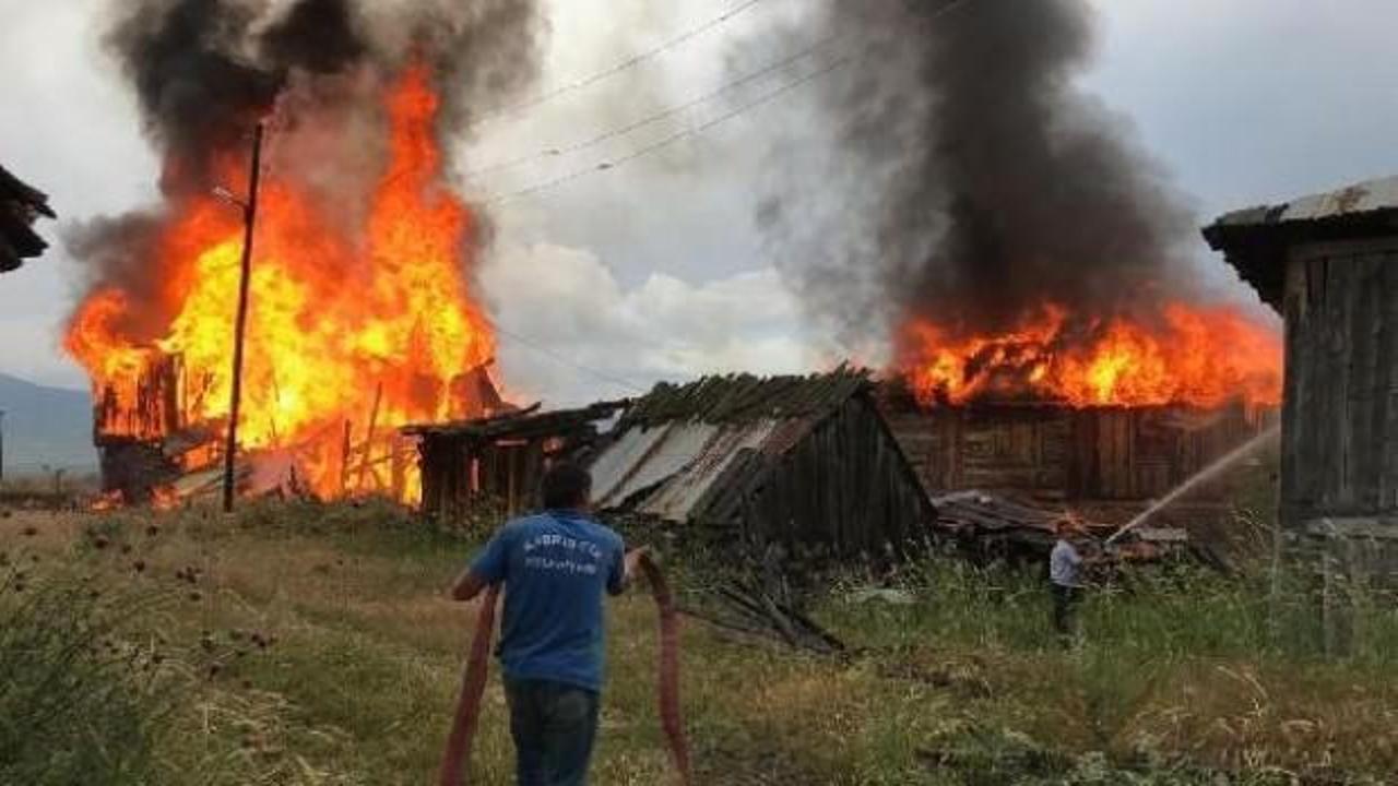 Bolu'da yıldırım isabet eden 2 ev yandı