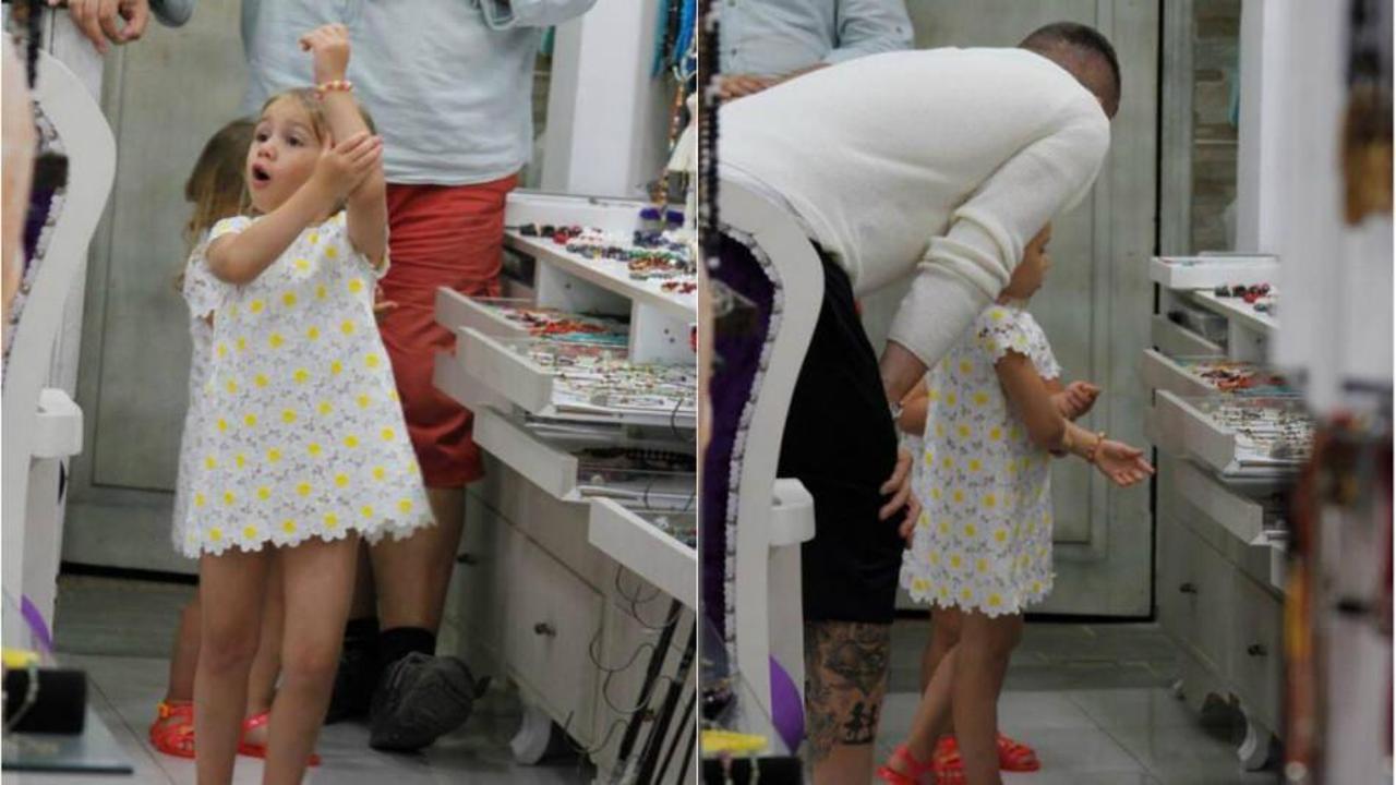 Burak Yılmaz kızlarıyla Alaçatı'da tatilde!