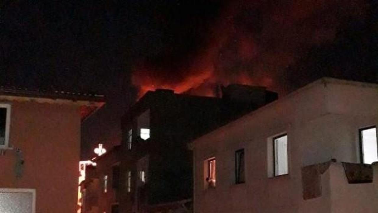 Esenler'de 5 katlı binanın çatısı alev alev yandı