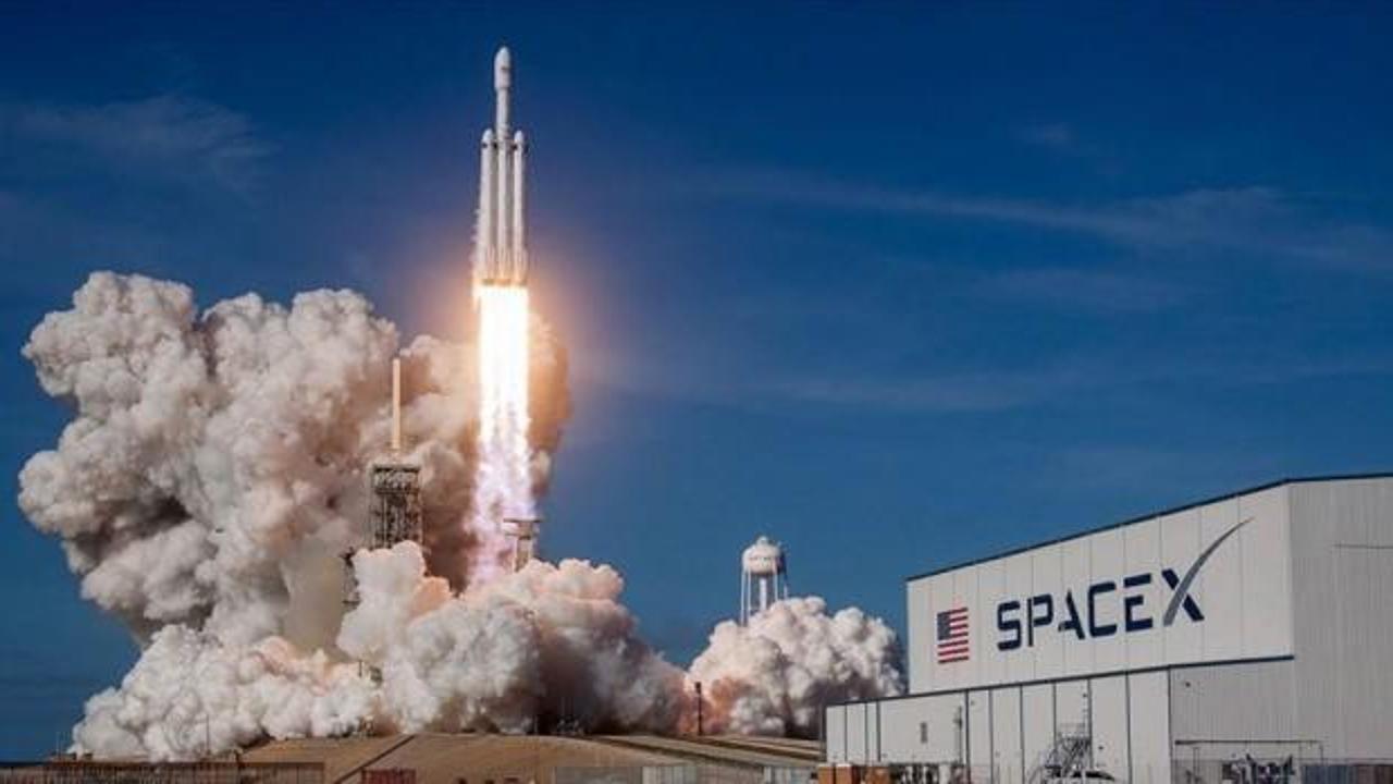 SpaceX Kanada'ya ait 3 uyduyu uzaya fırlattı