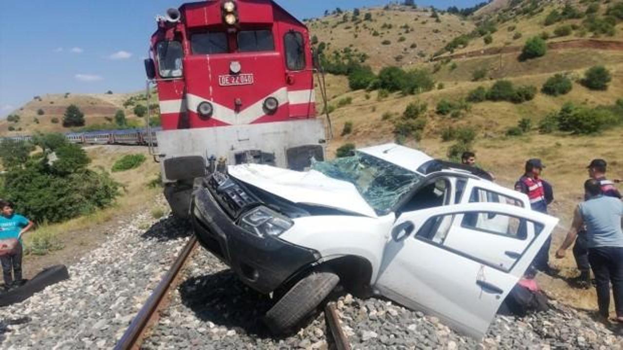 Trenin çarptığı araç 300 metre sürüklendi: 1 ölü 2 yaralı