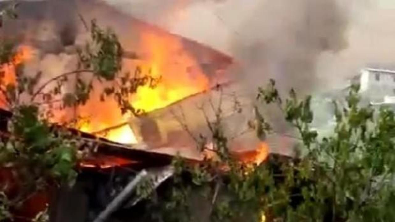 Yusufeli'nde 2 katlı ev yandı