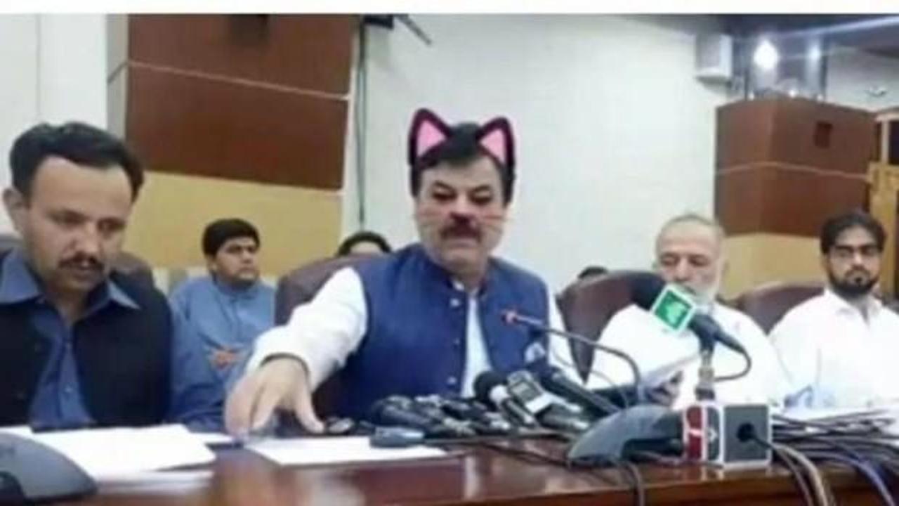 Pakistanlı bakanın bu görüntüsü ortalığı karıştırdı