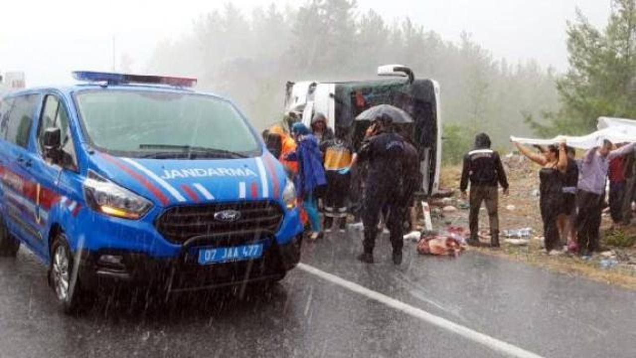 Akseki'de yolcu otob&uuml;s&uuml; devrildi: 25 yaralı
