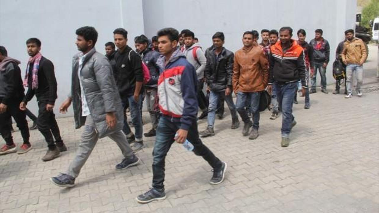 Aydın'da yol kenarına bırakılan 28 göçmen yakalandı