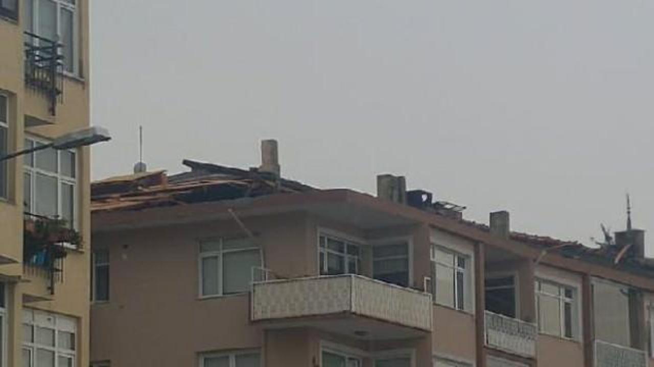 Fırtınada apartmanın çatısı uçtu