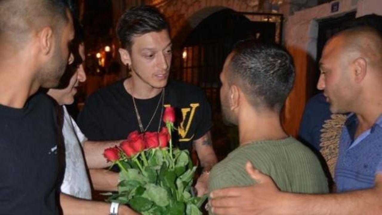 Mesut Özil ile çiçek satıcısı arasında gerginlik!