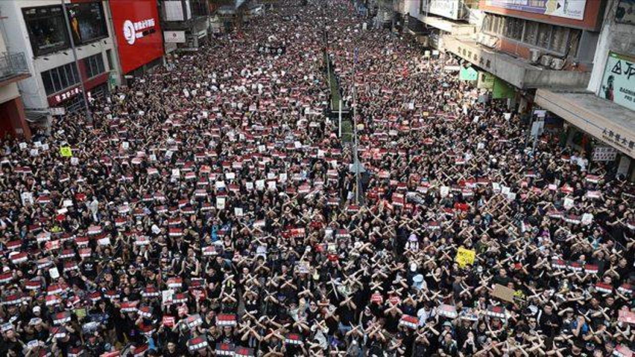 Milyonlarca kişi sokağa çıkmıştı! Hong Kong yönetimi özür diledi
